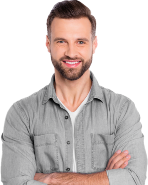 Junger Man in grauem Hemd mit verschränkten Armen